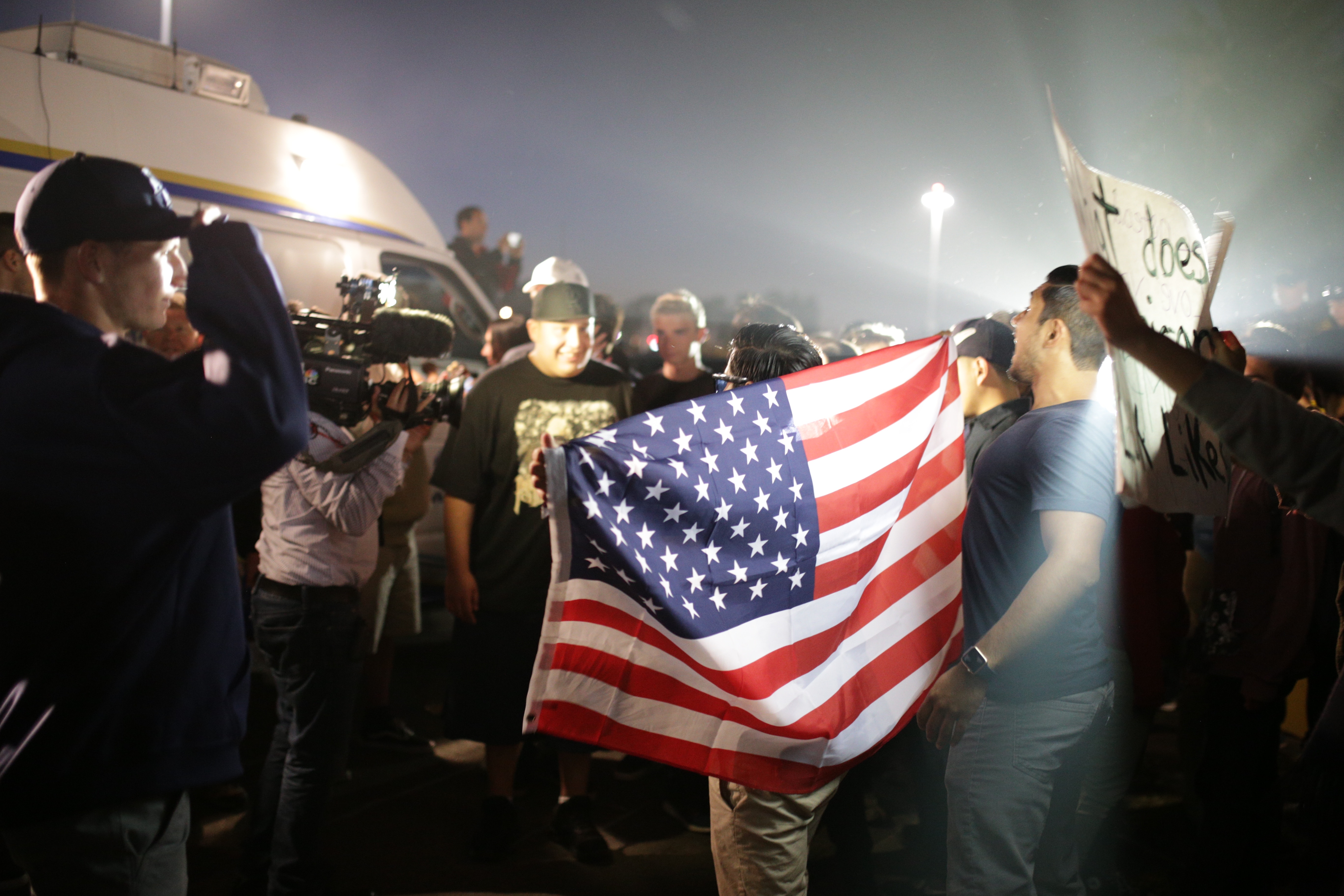 Состояние сша. Чел с флагом на беспорядках. На чем держится США. Trump save America Rally. How much people attended save America Rally.